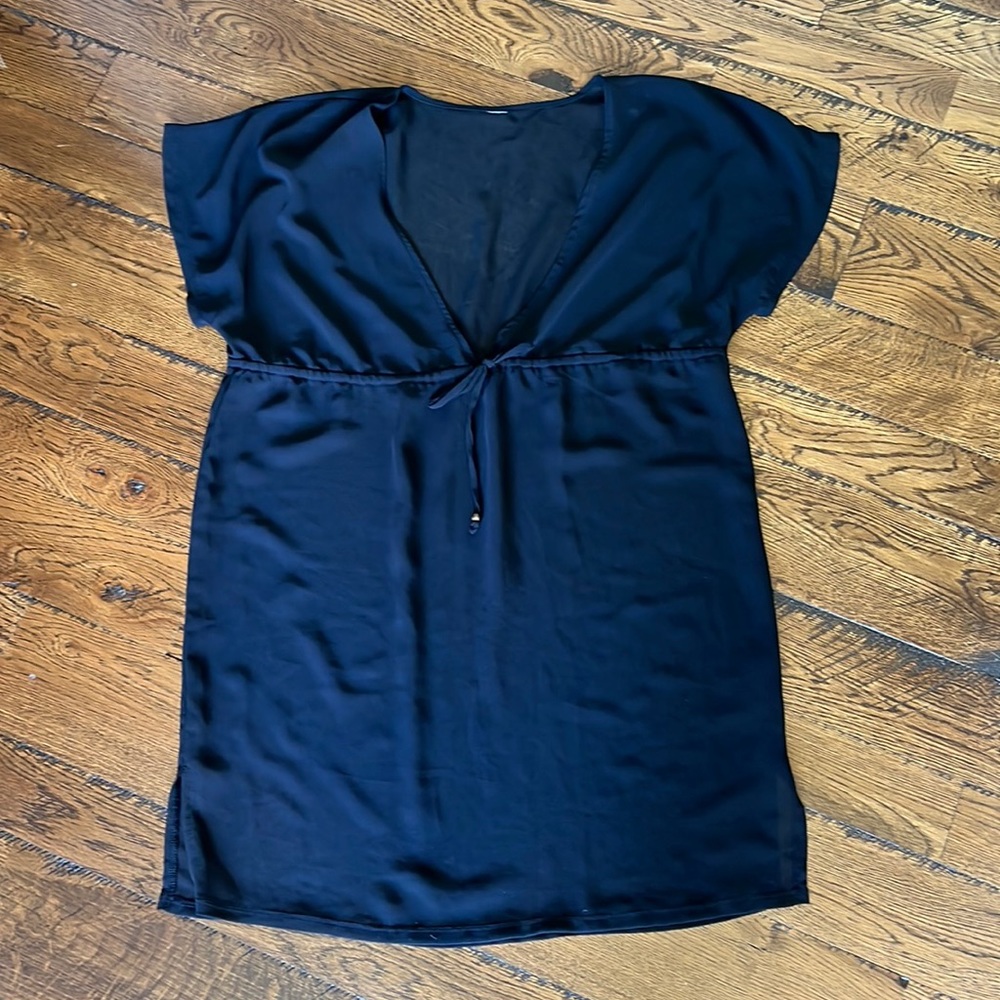 Black light weight pool cover up with plunging neck. Ties at the waist. Size M.